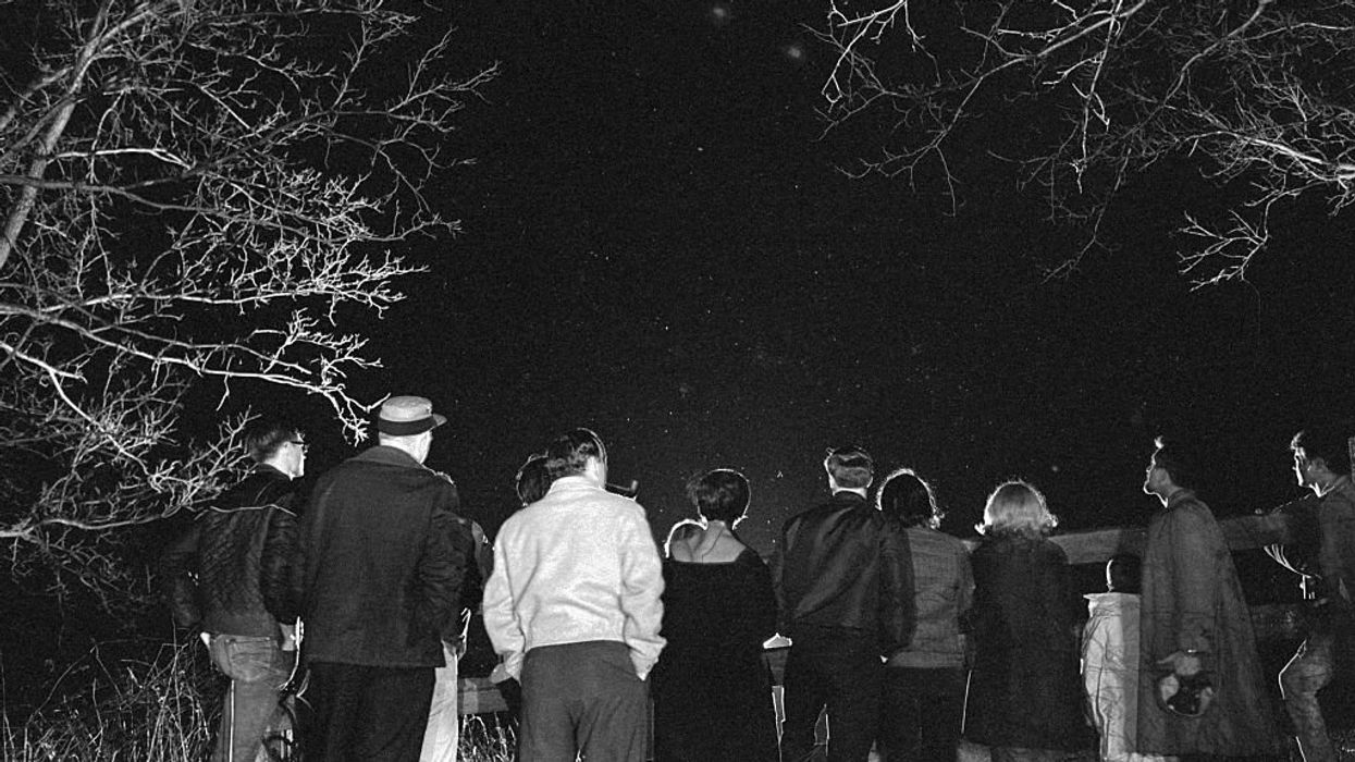 Chicago photographer captures multi-colored UFO, experts blown away