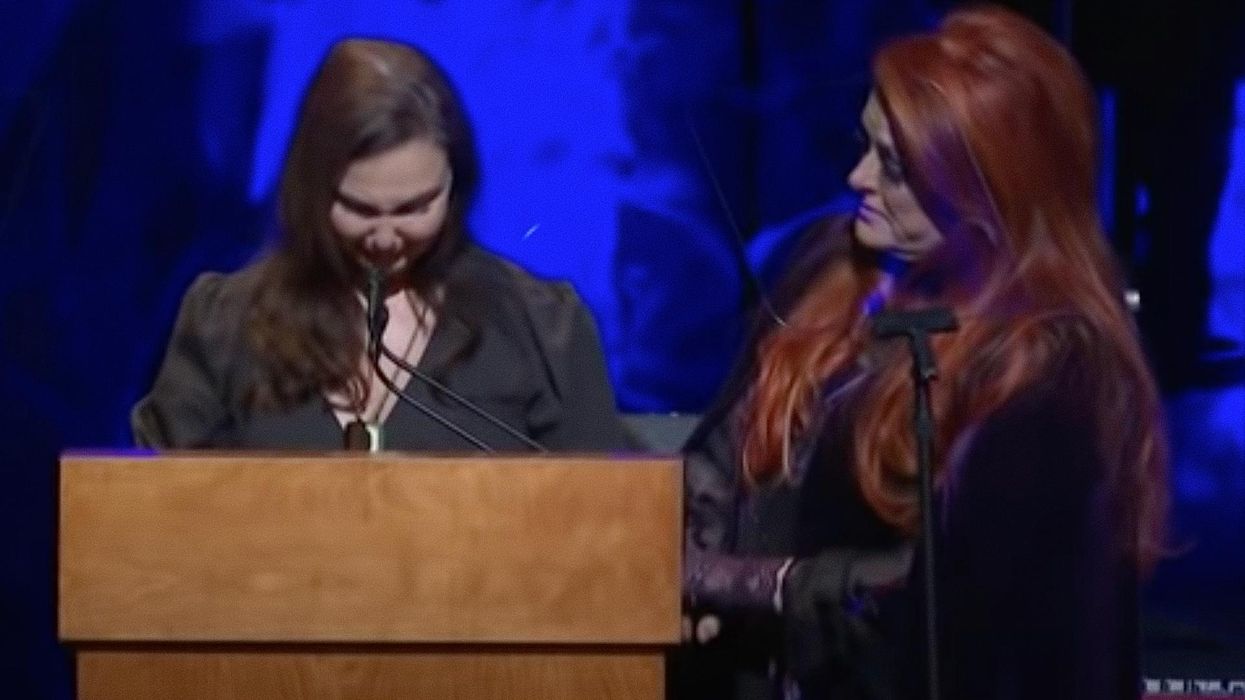 Wynonna and Ashley Judd tearfully commemorate Naomi Judd at Country Music Hall of Fame 1 day after her death: 'I'm sorry that she couldn't hang on'