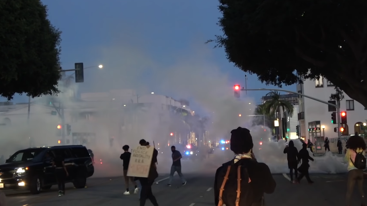 YouTuber catches looters on video smashing windows, ransacking luxury stores, squaring off with police